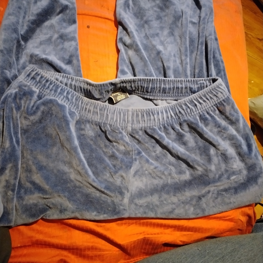 Blue long sweat pants never hardly been wear..